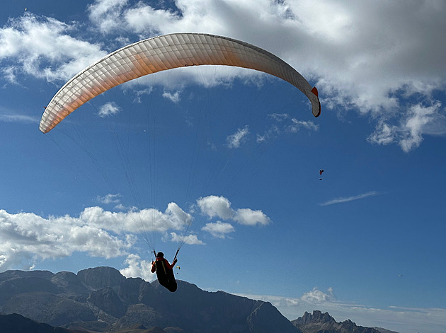 V Bavorsku havarovala česká paraglidistka, uvízla na stromě