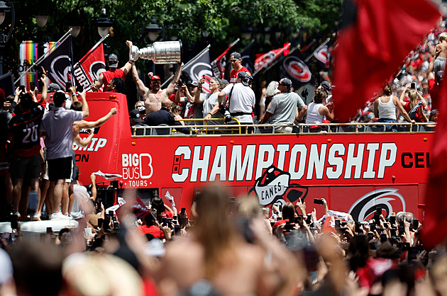 OBRAZEM: Svlečený kouč i podpis smlouvy na pódiu. Jak Carolina slavila Stanley Cup