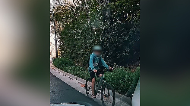 VIDEO: Řidič natočil nebezpečnou jízdu školáka, cyklopruhem jel v protisměru