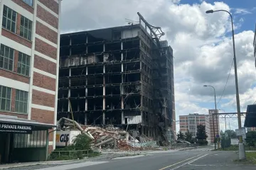 Demoliční firma by měla ve středu převzít vyhořelou budovu ve Zlíně
