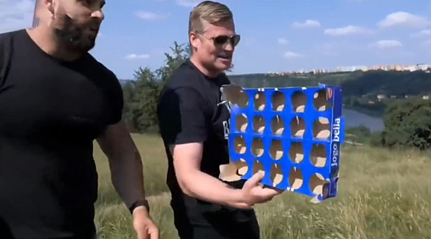 Pribinácek a smuteční oznámení. Internet baví Turkova kauza s házením jogurtů