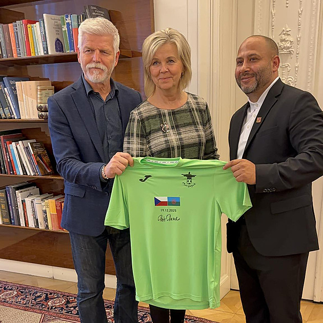 „Signál pro všechny Romy, že za nimi Pavel stojí.“ Prezident podpořil jejich fotbalisty