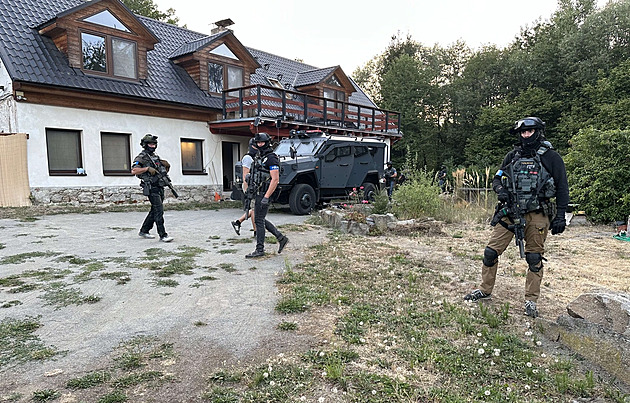 Obrněný vůz URNA prorazil vrata vařičů, droga právě bublala v baňce