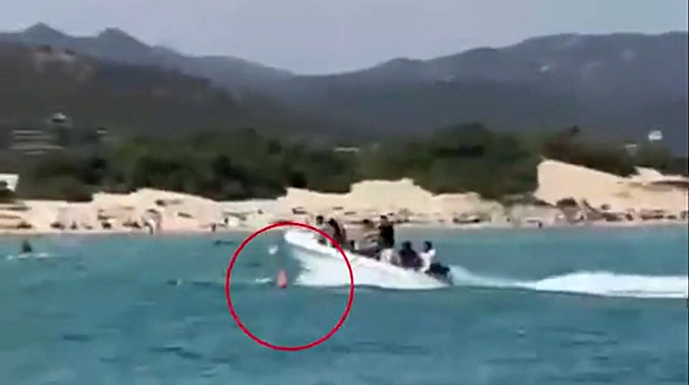 Člun s migranty přejel u Sardinie sedmnáctiletou dívku. Srážku ukázalo video